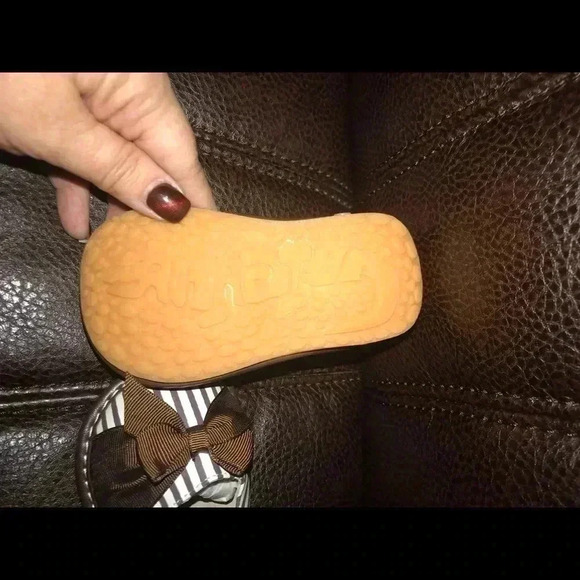 LITTLE GIRLS SZ 4 BROWN STRIPED SHOES - Picture 4 of 6